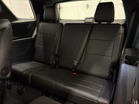 Used 2023 Chevrolet Traverse LT w/ Rear Camera Mirror Package image 32