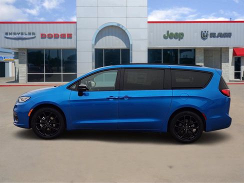 New 2026 Chrysler Pacifica Select w/ S Appearance Package FWD image 3