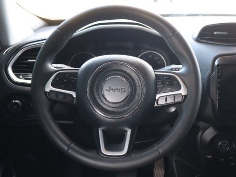 Used 2018 Jeep Renegade Latitude FWD image 18