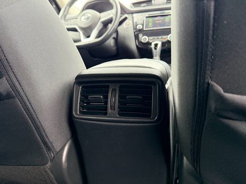 Used 2018 Nissan Rogue SV w/ Premium Package image 25