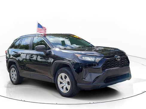 Used 2021 Toyota RAV4 LE FWD image 2