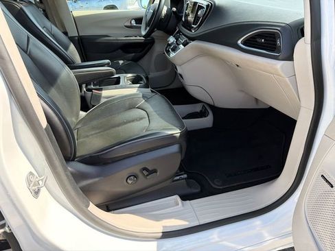 Used 2018 Chrysler Pacifica Limited w/ Advanced Safetytec Group image 13