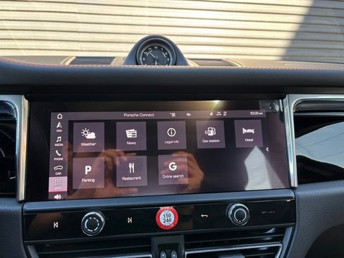 Certified 2025 Porsche Macan image 19