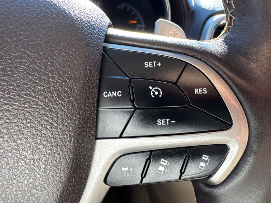 Used 2018 Jeep Grand Cherokee Overland AWD/4WD image 17