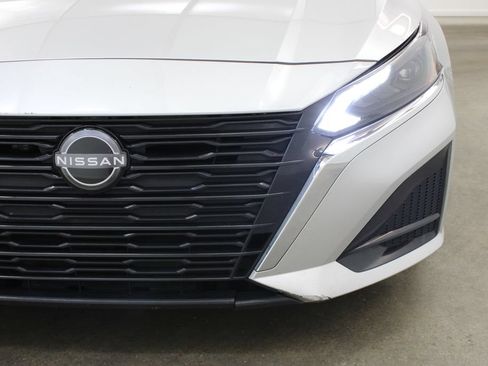 Used 2024 Nissan Altima 2.5 SV FWD image 8