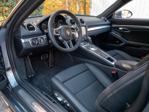 Used 2025 Porsche 718 Cayman image 4