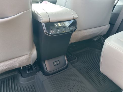 Used 2020 Toyota Highlander XLE image 20