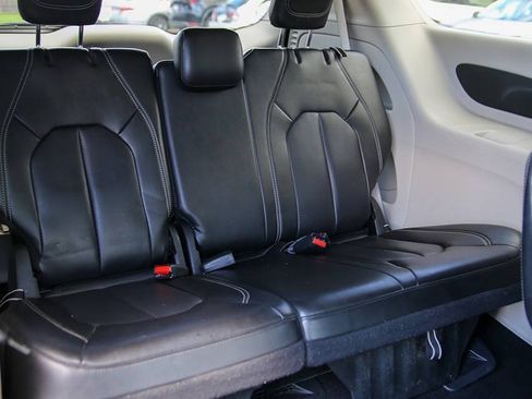 Used 2023 Chrysler Pacifica Touring-L FWD image 21