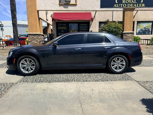 Used 2016 Chrysler 300 C RWD image 8