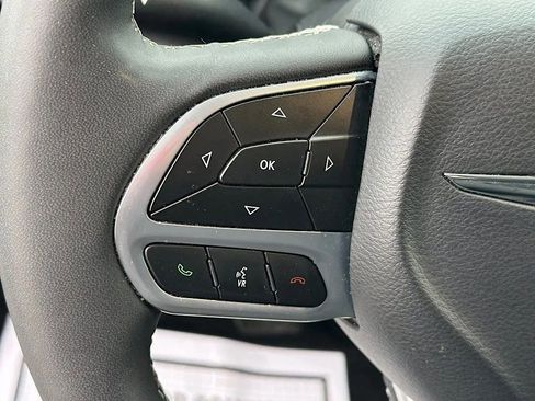 Used 2024 Chrysler Pacifica Limited FWD image 22