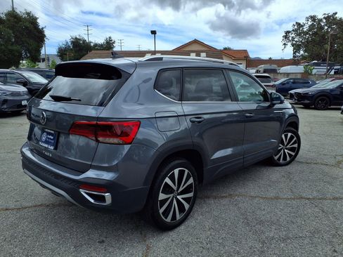 Used 2023 Volkswagen Taos SE w/ Panoramic Sunroof Package FWD image 5