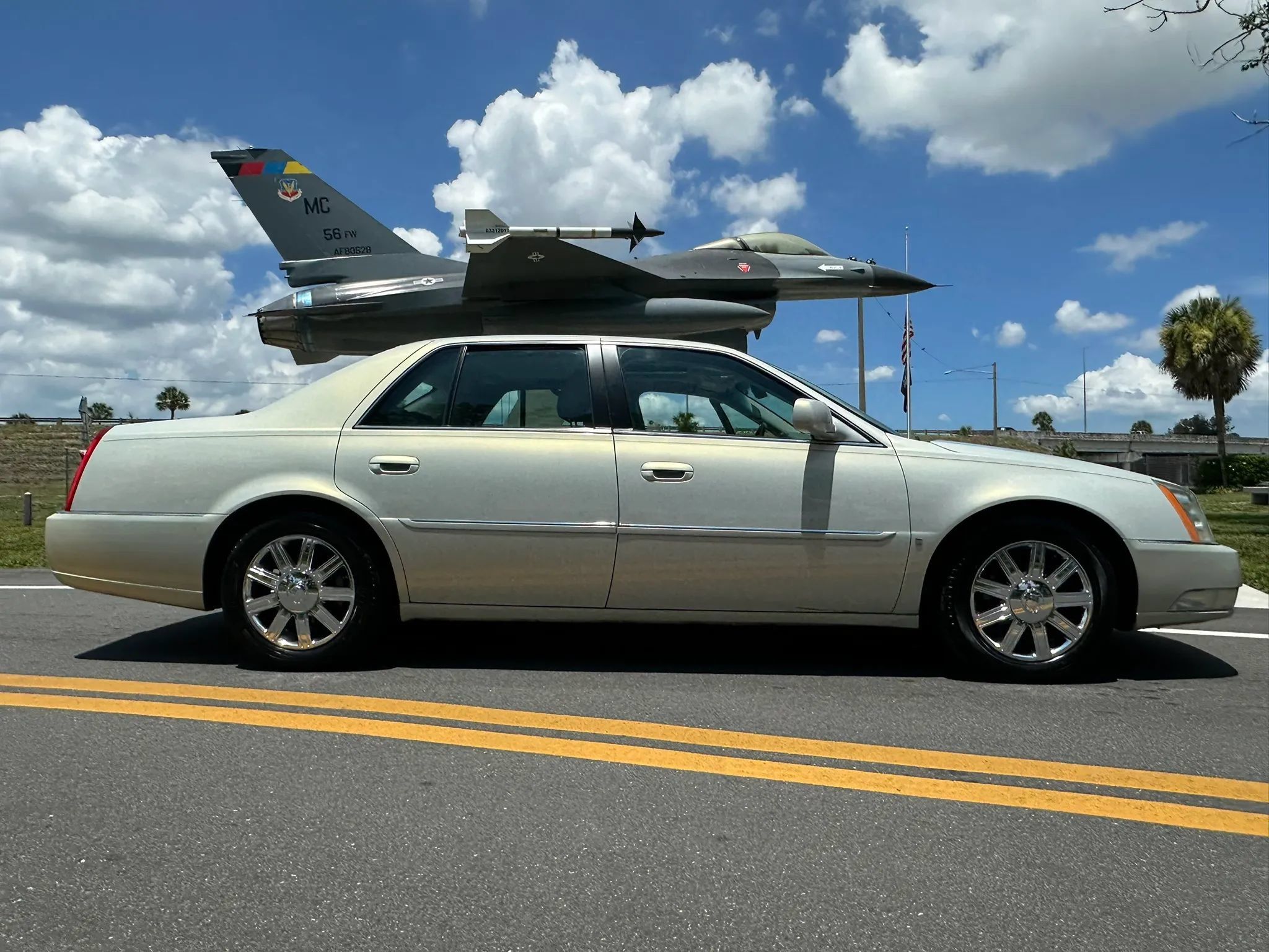 Used 2010 Cadillac DTS Luxury FWD image 1