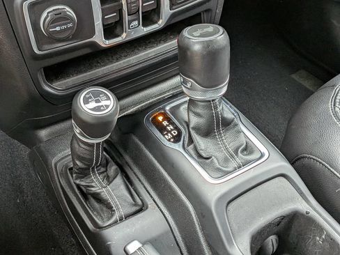 Used 2023 Jeep Wrangler Unlimited Sahara w/ Cold Weather Group AWD/4WD image 17