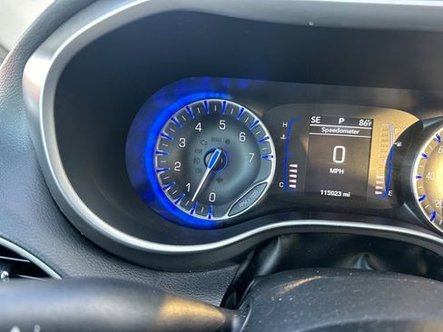 Used 2020 Chrysler Pacifica Touring-L image 10