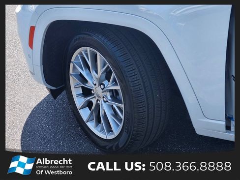 Used 2023 Jeep Grand Cherokee L Summit w/ Luxury Tech Group V AWD/4WD image 38