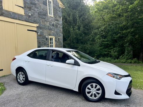 Used 2017 Toyota Corolla L w/ Carpet Mat Package (TMS) FWD image 1