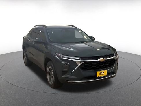 Used 2025 Chevrolet Trax LT FWD image 3