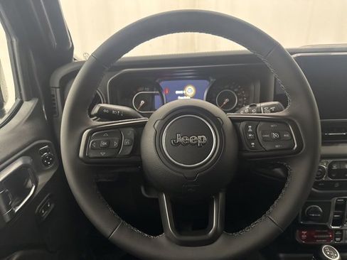 Used 2025 Jeep Wrangler Unlimited Rubicon image 9