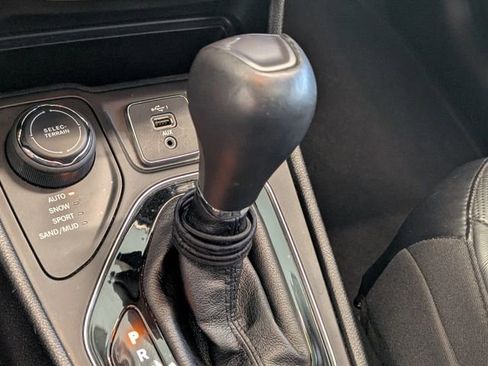 Used 2019 Jeep Cherokee Limited AWD/4WD image 22