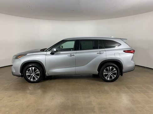 Used 2022 Toyota Highlander XLE AWD/4WD image 17