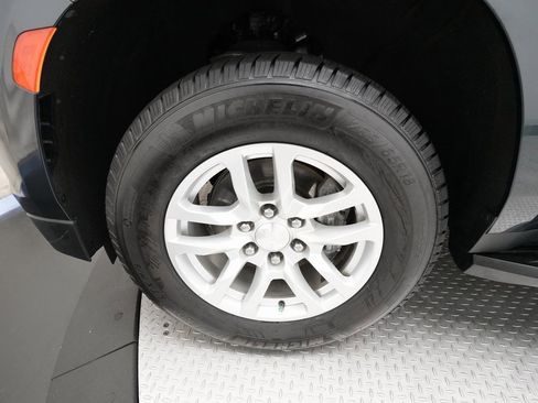 Used 2022 Chevrolet Suburban LT image 28