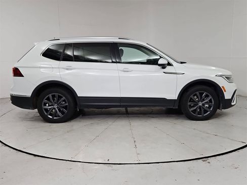 Certified 2022 Volkswagen Tiguan SE image 7