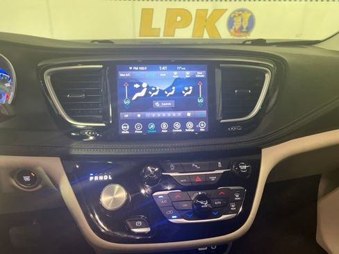 Used 2020 Chrysler Pacifica Limited FWD image 23