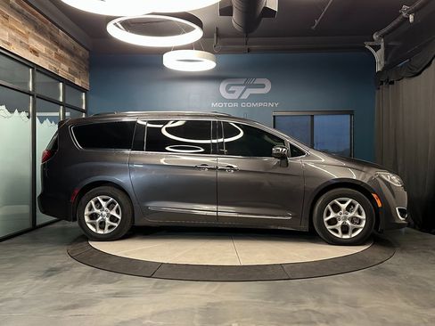 Used 2020 Chrysler Pacifica Limited image 2