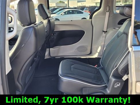 Used 2023 Chrysler Pacifica Limited image 11