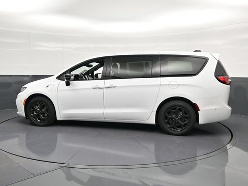 Used 2024 Chrysler Pacifica Limited FWD image 8
