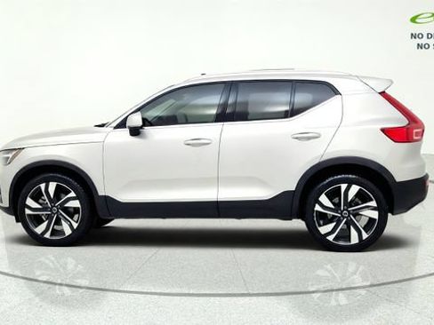 Used 2025 Volvo XC40 B5 Plus AWD/4WD image 5