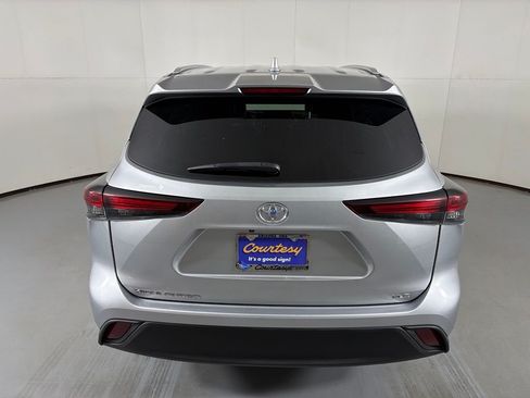 Used 2024 Toyota Highlander XLE FWD image 7