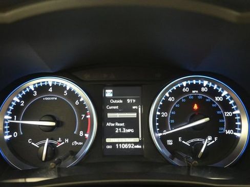 Used 2019 Toyota Highlander SE w/ Nightshade Edition FWD image 31