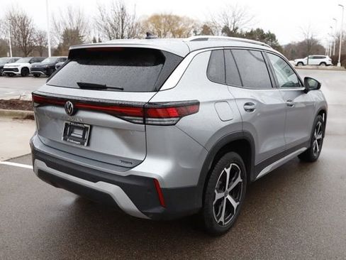 Used 2025 Volkswagen Tiguan SE w/ Panoramic Sunroof Package image 3