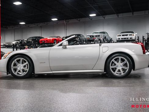 Used 2004 Cadillac XLR RWD image 2