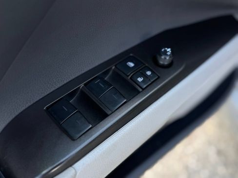 Used 2022 Toyota Camry SE w/ Convenience Package FWD image 9