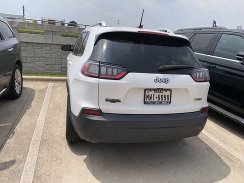 Used 2019 Jeep Cherokee Latitude w/ Popular Appearance Group FWD image 8