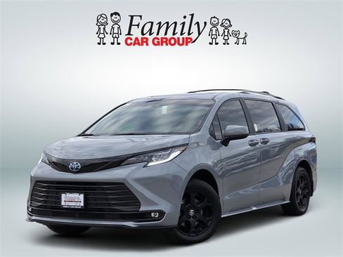 Used 2025 Toyota Sienna XLE Woodland Edition image 1
