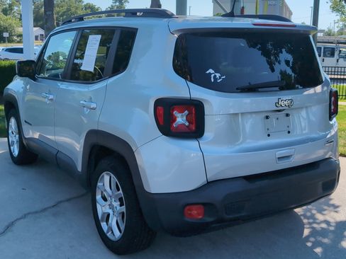 Used 2018 Jeep Renegade Latitude FWD image 8
