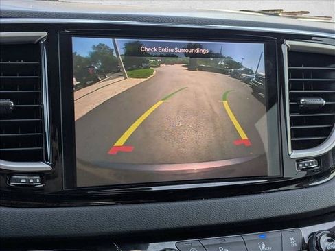 Used 2023 Chrysler Pacifica Touring-L FWD image 9