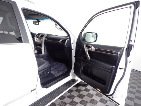 Used 2018 Lexus GX 460 w/ Preferred Accessory Package AWD/4WD image 39