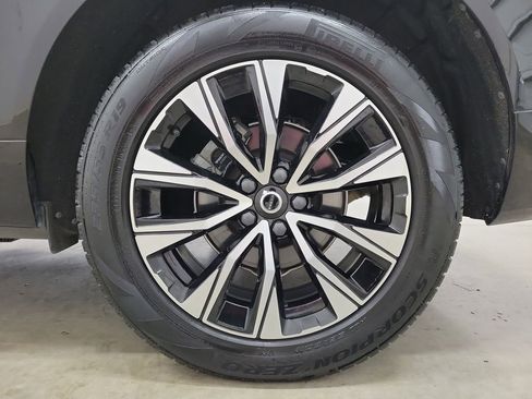 Certified 2025 Volvo XC40 B5 Plus image 12