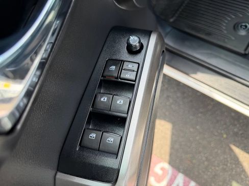 Used 2022 Toyota Tacoma Limited w/ Black Out Package (TMS) AWD/4WD image 12