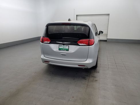Used 2023 Chrysler Voyager LX FWD image 7