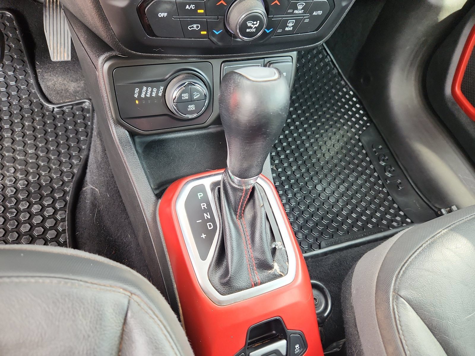 Used 2018 Jeep Renegade Trailhawk AWD/4WD image 22