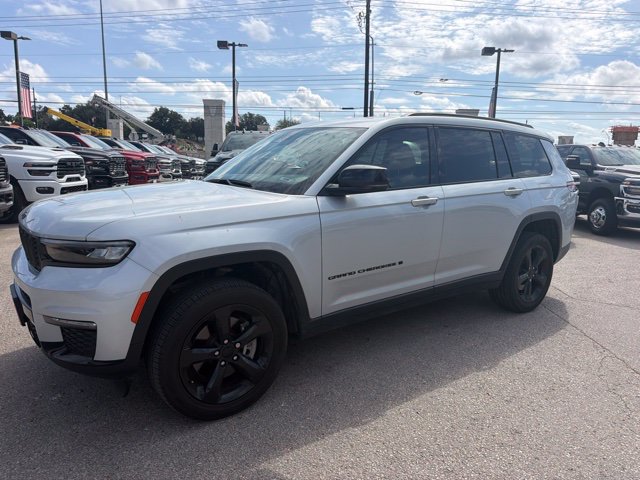 Used 2023 Jeep Grand Cherokee L Limited w/ Black Appearance Package AWD/4WD image 2