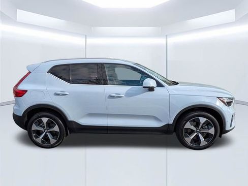 Used 2024 Volvo XC40 B5 Plus AWD/4WD image 3