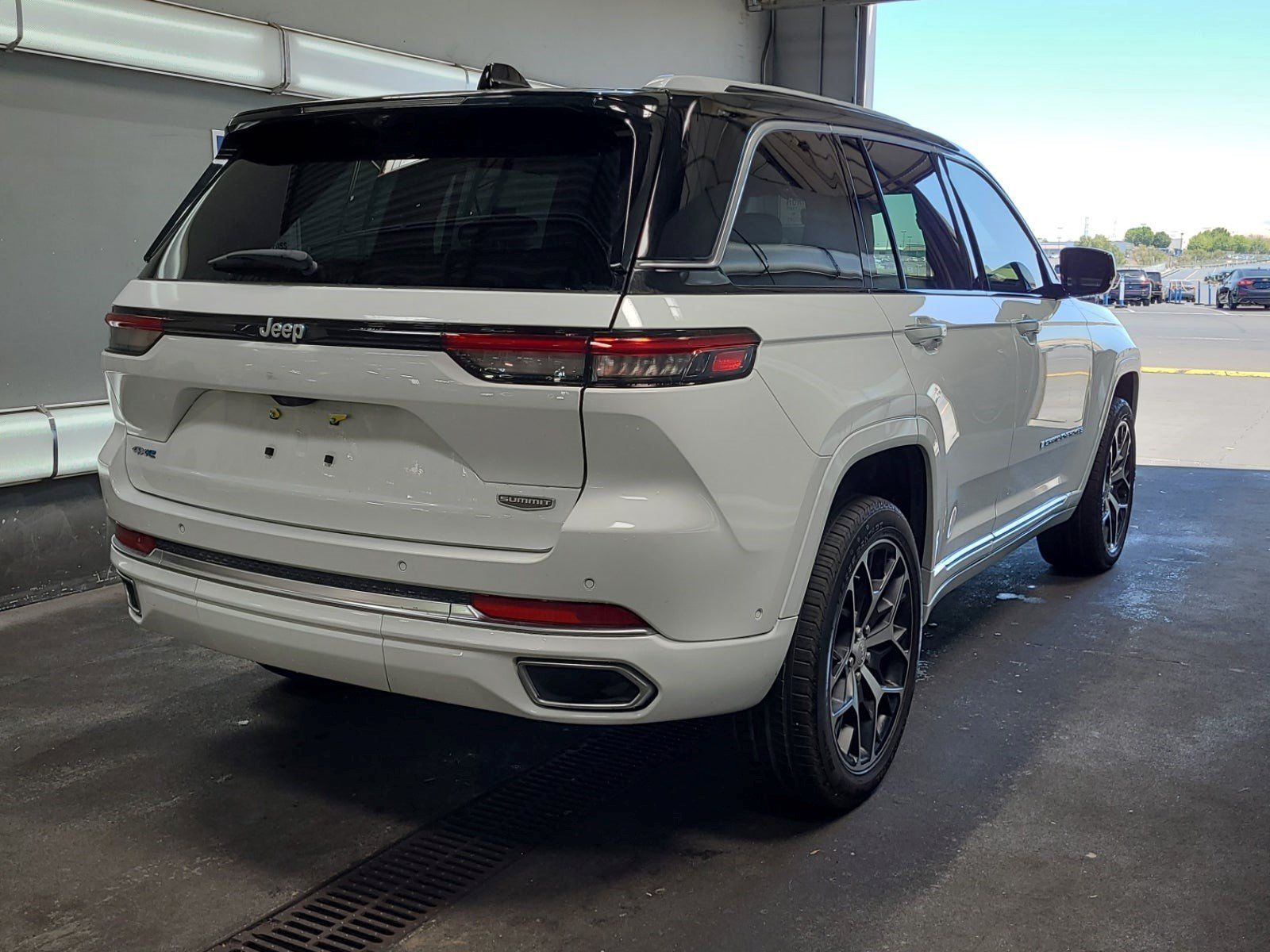 Used 2023 Jeep Grand Cherokee Summit AWD/4WD image 6