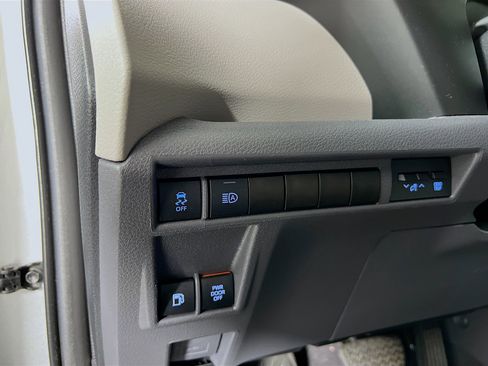 Certified 2024 Toyota Sienna LE w/ LE Plus Package image 10