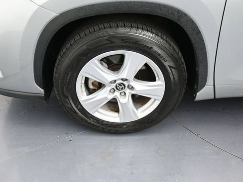 Used 2024 Toyota Highlander LE FWD image 9